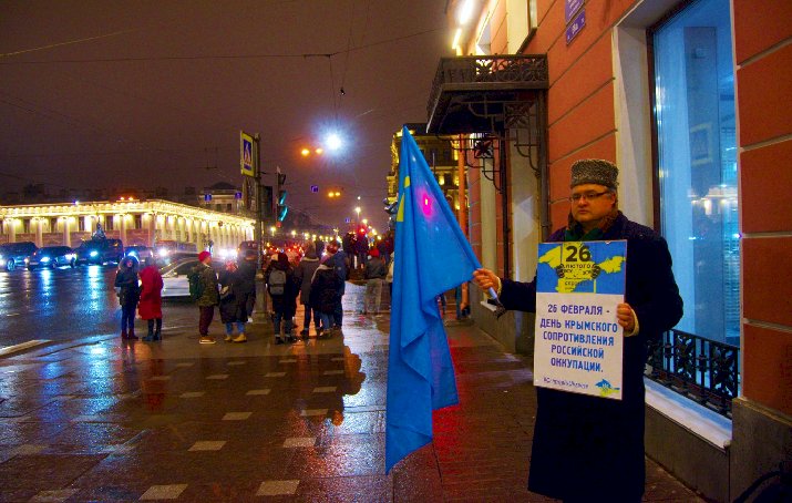 St. Petersburg’da  Kırım’ın Rus İşgaline Karşı Direniş Günü'nde tek kişilik eylem