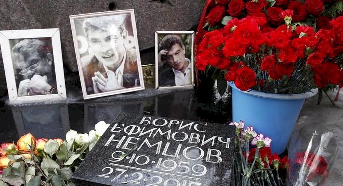 Цветы как политическое высказывание. Репортаж с акции памяти Немцова