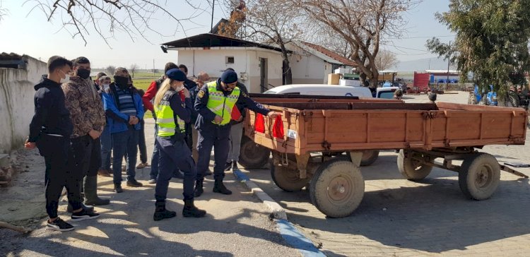 FOÇA JANDARMADAN ÇİFTÇİLERE REFLEKTÖR VE GÜVENLİ TRAKTÖR KULLANIMI EĞİTİMİ