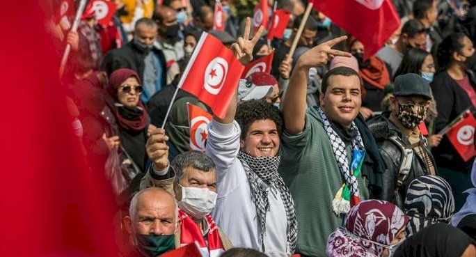 Tunus'ta binlerce En Nahda yanlısı sokağa döküldü