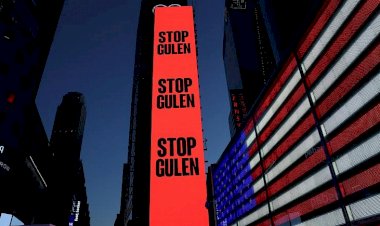 New York'ta Gülen taraftarlarının #StopErdogan ilanına reklam panosu üzerinden karşılık: #StopGulen