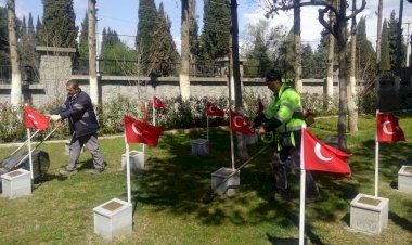 Bergama Belediyesi şehitlikte temizlik çalışması yaptı