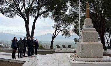 Başkan Eriş, 18 Mart’ta şehitler anıtlarını ziyaret etti 