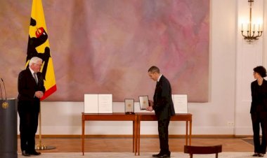 Türeci ve Şahin’e liyakat nişanı verildi