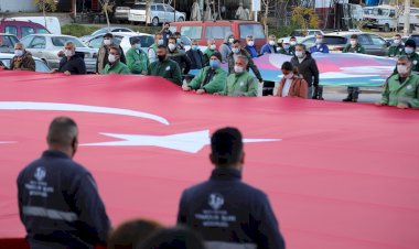 Çanakkale Zaferini ve Şehitleri Türk Bayrağı Açarak Andılar