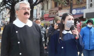 İYİ Partililer önlük giyip 'Andımız' okudu