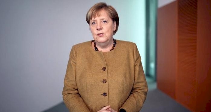 Merkel: Kadınlar karar alma süreçlerine daha çok katılmalı