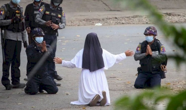 Myanmar'da darbe karşıtı protestolar: Rahibe polislere 'Çocukları vurmayın, beni vurun' diye yalvardı