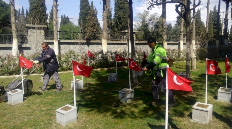 Bergama Belediyesi şehitlikte temizlik çalışması yaptı