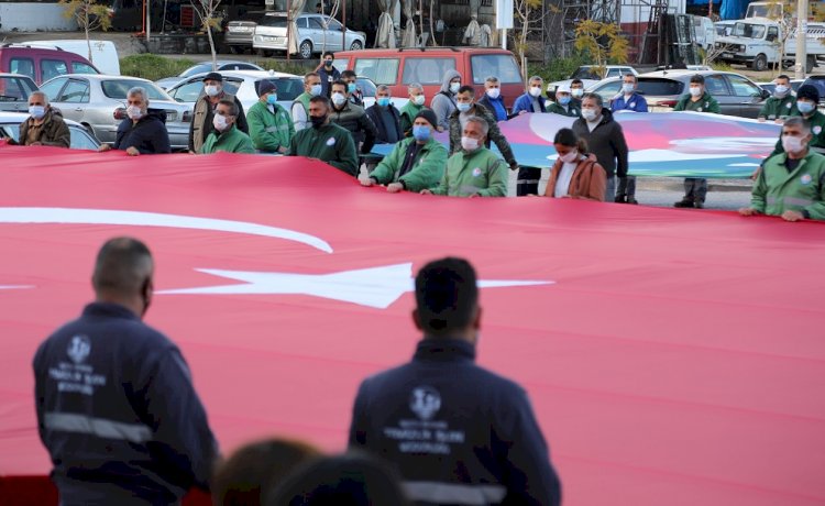 Çanakkale Zaferini ve Şehitleri Türk Bayrağı Açarak Andılar
