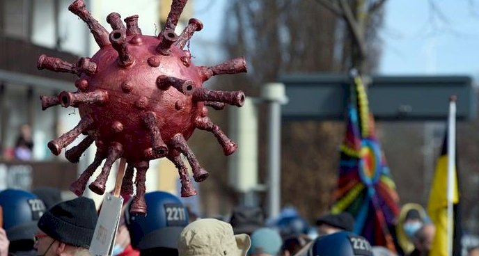 Almanya’da korona önlemleri protestosunda arbede