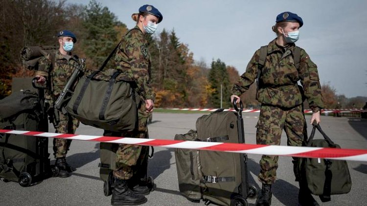İsviçre ordusunda kadın askerler artık 'erkek iç çamaşırı' giymeye zorlanmayacak