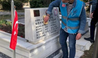 Yozgat Ülkü Ocakları Şehit mezarlarını gülsuyuyla yıkadı