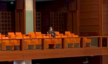 Bülent Arınç, 23 Nisan Özel Oturumu'nu büyükelçi ve diplomatlara ayrılan bölümde tek başına izledi