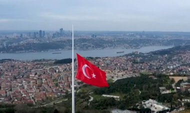 Cumhurbaşkanı Erdoğan, dev bayrağı göndere çekti
