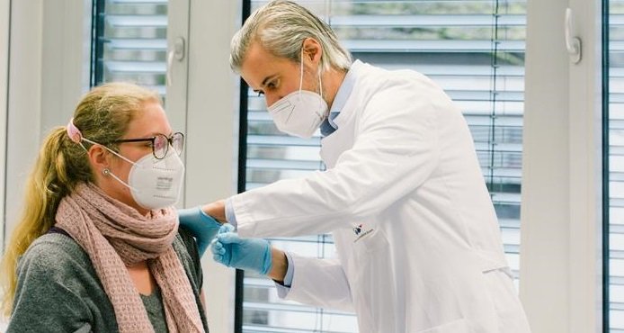 Almanya'da aşı olanlara "özgürlük" tanınması tartışılıyor