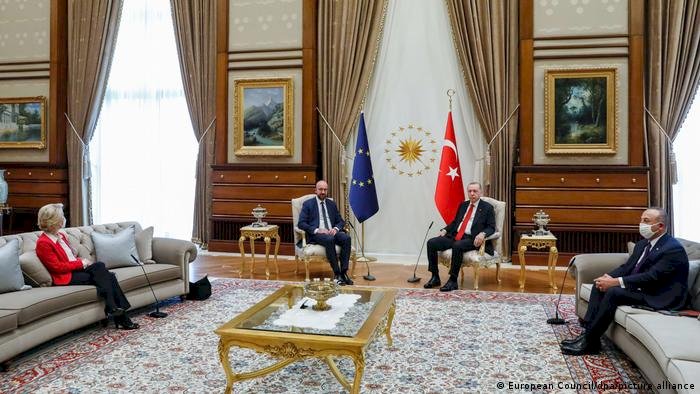 Michel'den "koltuk skandalı" açıklaması: Derin üzüntü duyuyuyorum