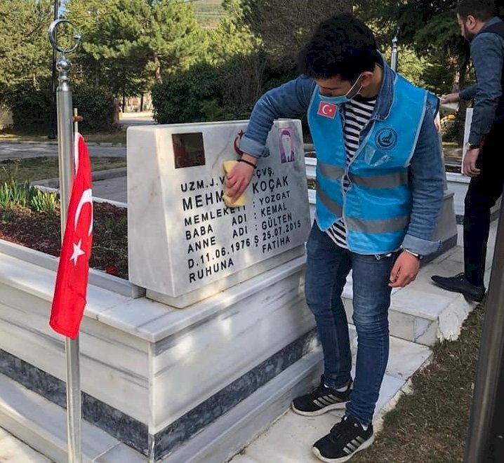 Yozgat Ülkü Ocakları Şehit mezarlarını gülsuyuyla yıkadı