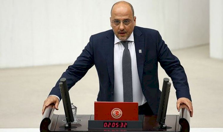 HDP'den istifa eden İstanbul milletvekili Ahmet Şık Türkiye İşçi Partisi'ne katıldı.