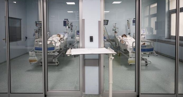 Özel hastanelere "salgını fırsatı çevirdikleri" suçlaması