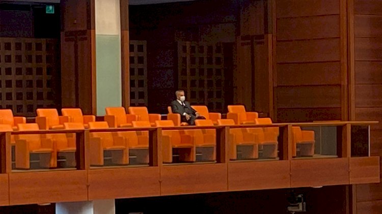 Bülent Arınç, 23 Nisan Özel Oturumu'nu büyükelçi ve diplomatlara ayrılan bölümde tek başına izledi