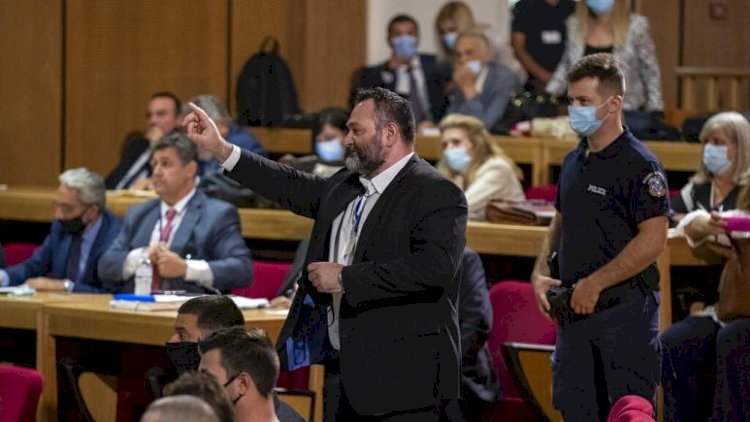 Avrupa Parlamentosu, 'Türk bayrağını yırtan' Yunan vekil Yannis Lagos'un dokunulmazlığını kaldırdı
