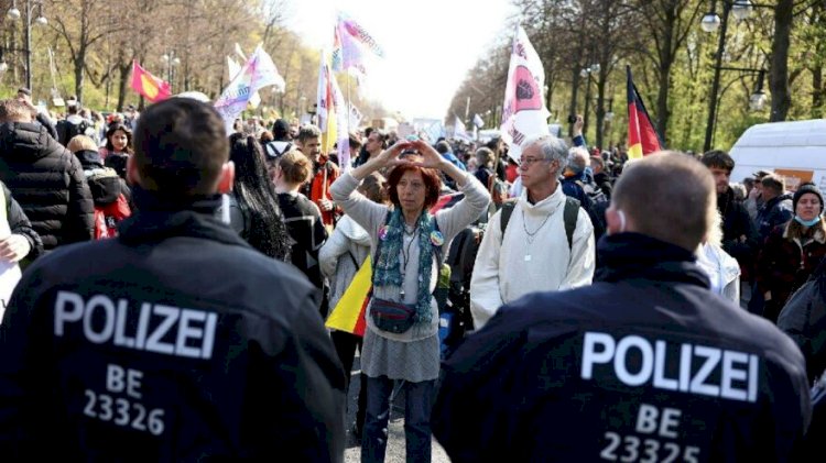 Almanya’da corona karşıtları için kritik karar: İstihbarat servisi izleyecek