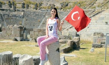 Düğünde keşfedildi, Ay-Yıldızı giydi