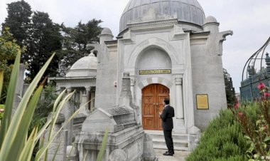 Türbe önünde ellerini arkada bağlayarak yürüyen İmamoğlu'na inceleme