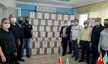 İYİ Parti yardım kolisi dağıtıyor!