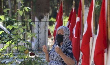 Şehit ailelerinden şehitliklere hüzün dolu ziyaret