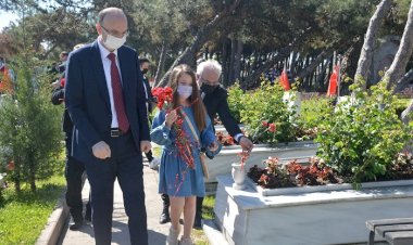 Bayramda şehit babalarının mezarına karanfil bıraktılar