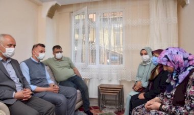 Şehit ailesi belediye başkanının hediye ettiği eve taşındı