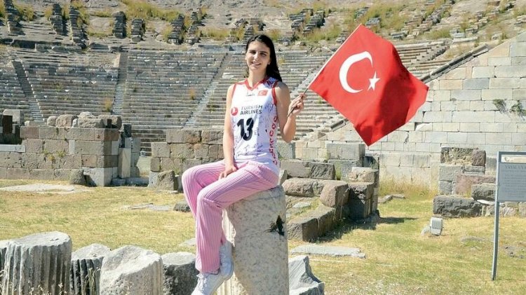 Düğünde keşfedildi, Ay-Yıldızı giydi