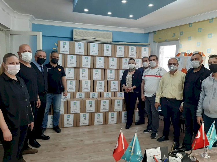 İYİ Parti yardım kolisi dağıtıyor!