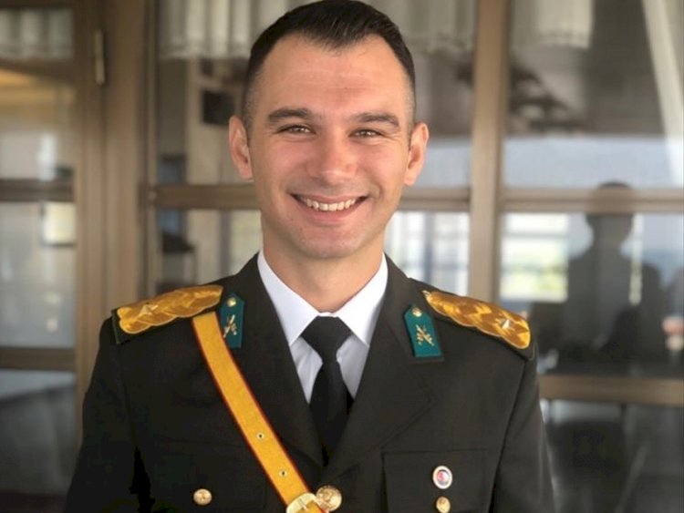Ah be teğmenim. Bankacılığı bıraktı teğmen oldu şehit düştü
