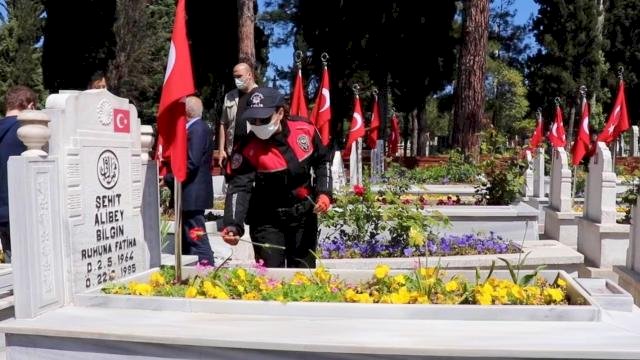 Kısıtlamadan muaf tutulan şehit yakınları kabristan ziyaretinde bulundu