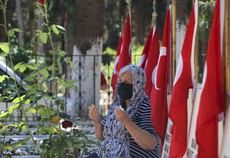 Şehit ailelerinden şehitliklere hüzün dolu ziyaret