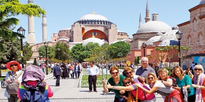 İSTANBUL’A GELEN TURİST SAYISI YÜZDE 47,7 AZALDI