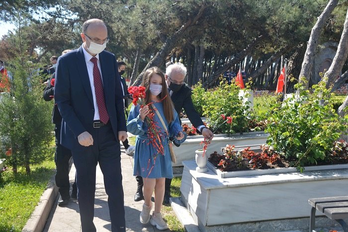Bayramda şehit babalarının mezarına karanfil bıraktılar