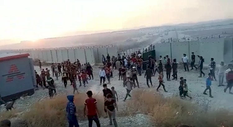 Türkiye'nin kurduğu kamptaki Suriyeliler ayaklandı.