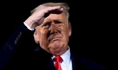 Eski Başkan Trump'a iki yıl Facebook yasağı