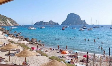 İspanya sınırlarını aşılanmış turistlere açtı