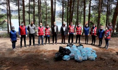 Gönüllü gençler baraj etrafında çöp topladı