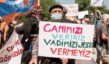 İzmir’in Orhanlı Köyünde Jeotermale Karşı Davullu Zurnalı Eylem Yapan Köylüler Toplantıyı Durdurdu