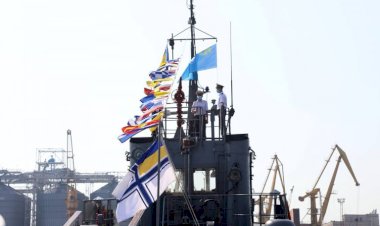 Ukrayna savaş gemisinde Kırım Tatar bayrağı göndere çekildi