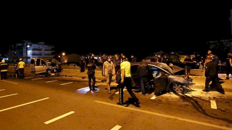Sivil polis aracı ile otomobil çarpıştı: 1 polis şehit, 1 astsubay hayatını kaybetti
