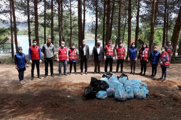 Gönüllü gençler baraj etrafında çöp topladı