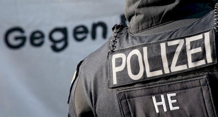 Hessen'de 49 polis aşırı sağcı sohbetlere katıldı