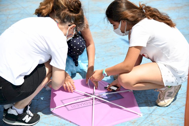 KADIKÖY’DE UÇURTMA FESTİVALİ RENKLİ GÖRÜNTÜLERE SAHNE OLDU